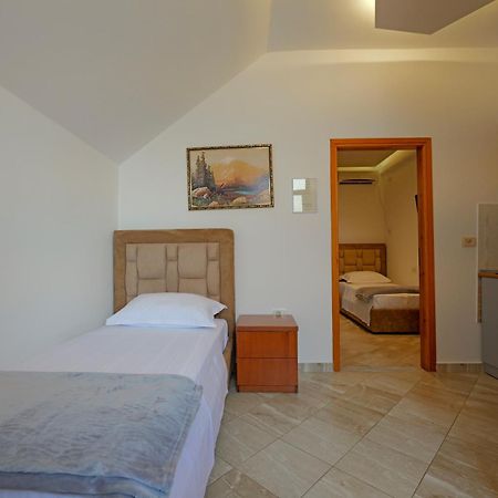 Hotel En Ad Ksamil Esterno foto