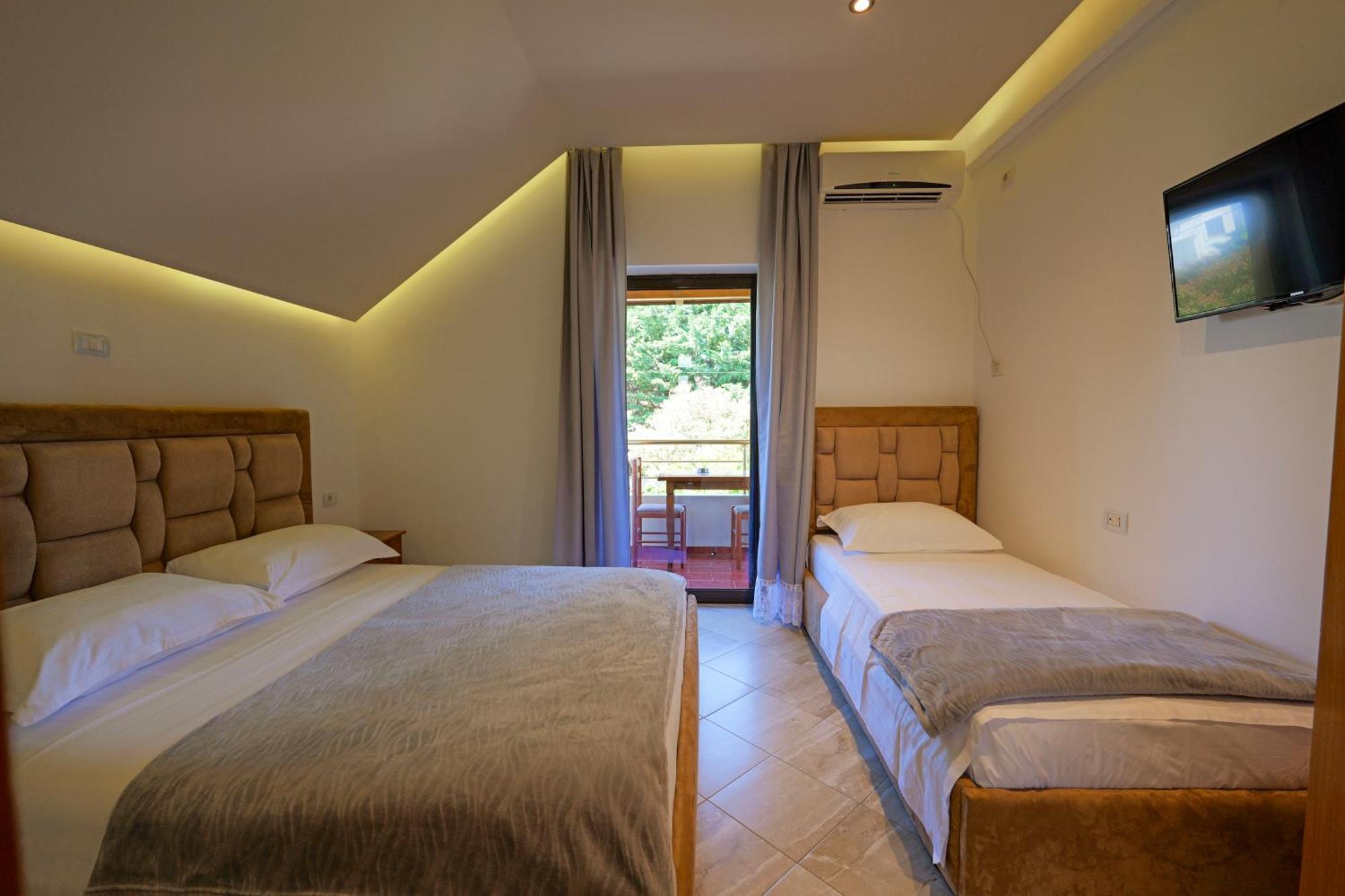 Hotel En Ad Ksamil Esterno foto